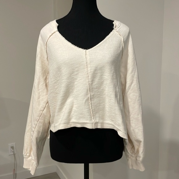 PIlcro Cream Cotton  Hi- low sweatshirt with Frayed V-neck. - Picture 8 of 9